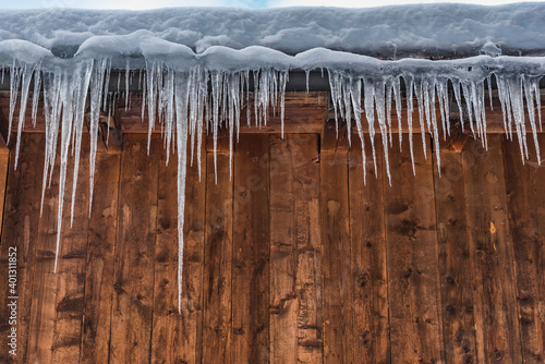 Eiszapfen vor Holzwand
