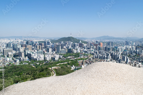 Canvas Print Mountain Overlook near Old City Wall with Stunning View of Downtown Seoul - Seou