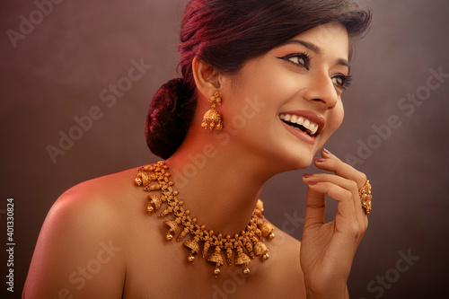 Canvas Print Beautiful Indian young women portrait with Indian traditional jewelry studio shot
