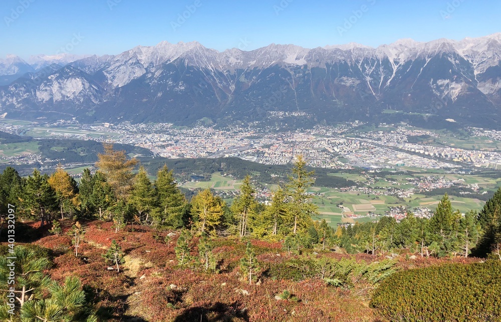 Fototapeta premium Zirbenweg am Patscherkofel oberhalb von Innsbruck Sistrans Lans Patsch gegenüber dem Karwendel Gebirge