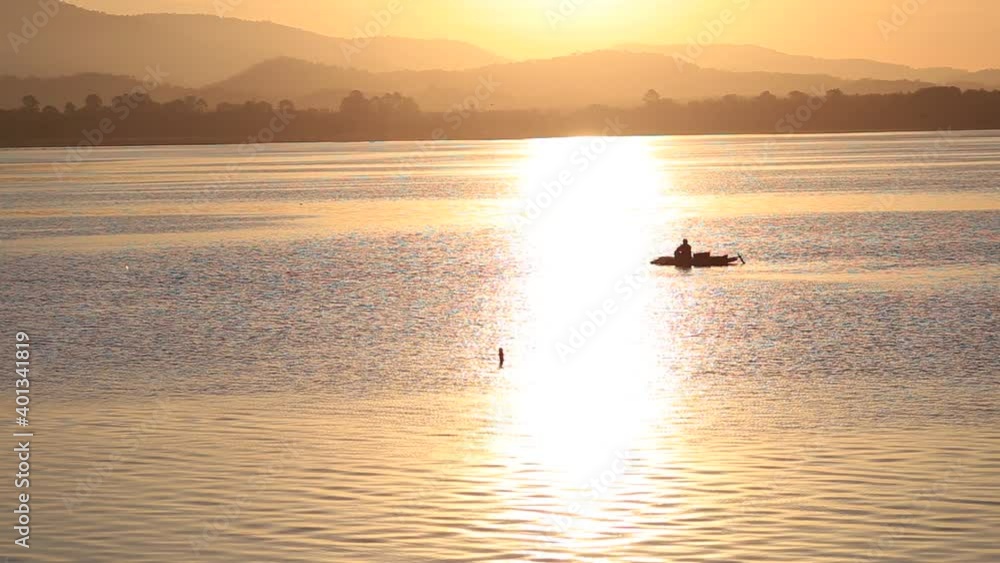 Natural video background blur of the atmosphere of the morning sun, the natural reservoir area, the waves and the cool wind blowing, the beauty of the ecosystem.