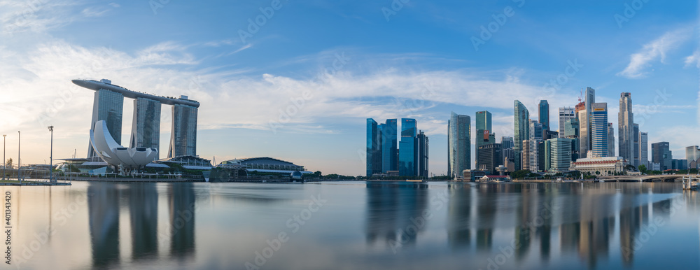 Φωτογραφία Ultra wide panorama image of Singapore skyscrapers illuminated by morning sunlight early in the morning