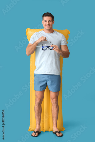 Young man with inflatable m...