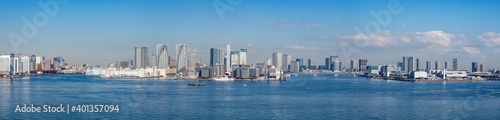 東京港、埠頭、運河、高層ビル、パノラマ © captainT