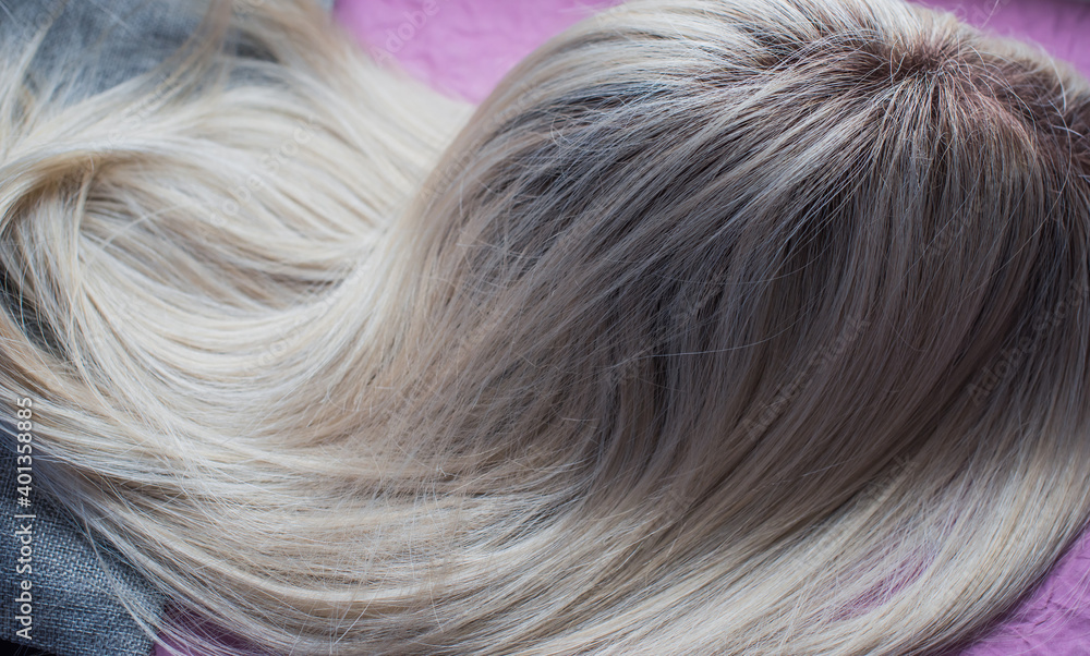 Naklejka premium Wigs, natural and synthetic hair. Women's beauty concept. Close up photo of wig, hair for ladies
