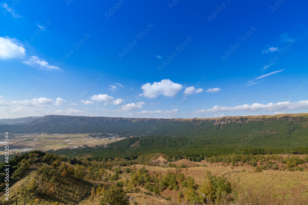 Fototapeta premium 秋のミルクロードから見る阿蘇市街と阿蘇五岳