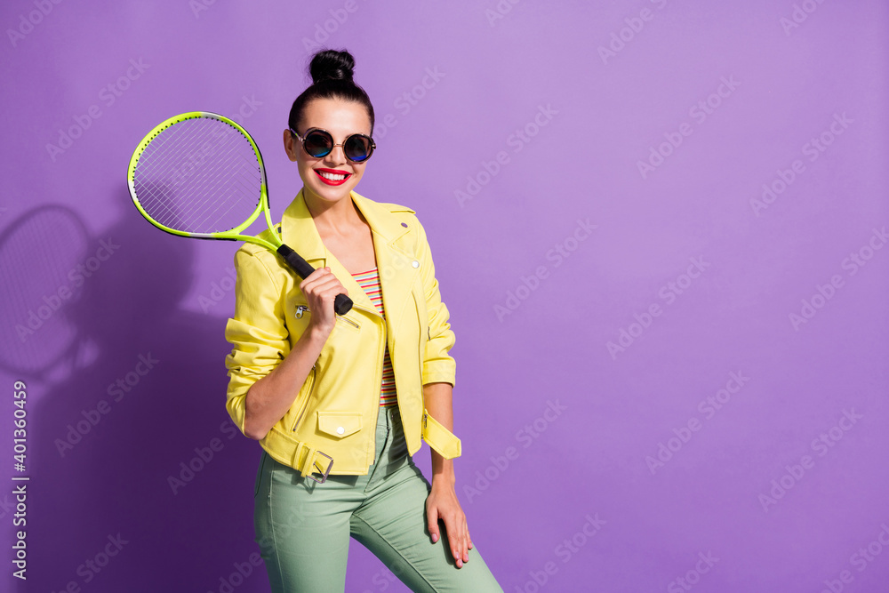 Photo of young cheerful smiling positive girl woman female hold yellow badminton racket on shoulder isolated on violet color background Photo of young cheerful smiling positive girl woman female hold yellow badminton racket on shoulder isolated on violet color background