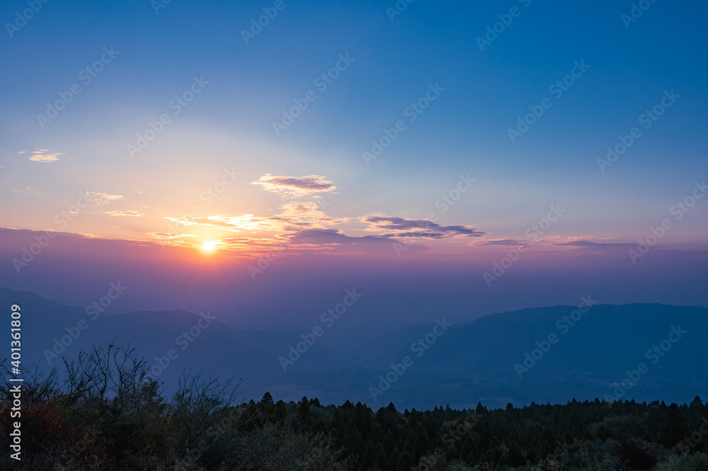 秋の阿蘇草千里展望所からの眺める外輪山の夕陽