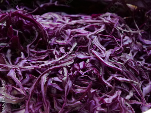 Aufgeschnittener Rotkohl, auch Rotkraut oder Blaukraut genannt, für Salat oder klassisch gegart