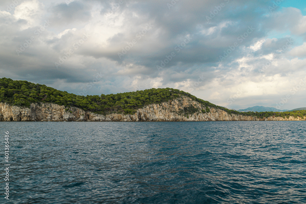 Montaña vista desde el mar adriático en un día de verano en las costas de croacia 