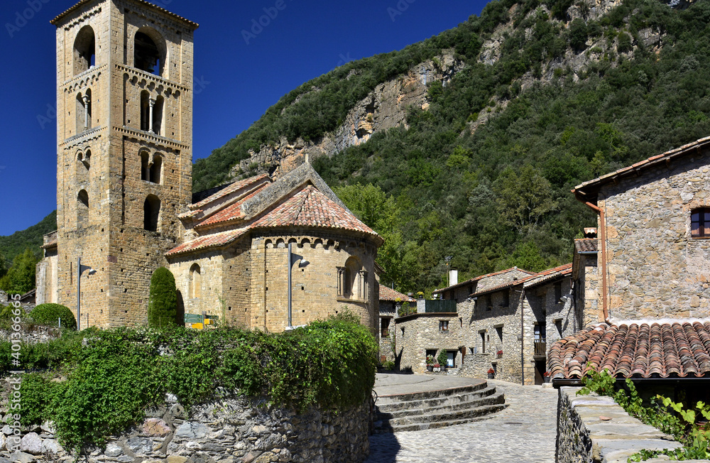 Rincones y localizaciones del pueblo rustico de montaña de Beget, en la comarca del Ripollés, provincia de Girona, en el nororeste de Catalunya Rincones y localizaciones del pueblo rustico de montaña de Beget, en la comarca del Ripollés, provincia de Girona, en el nororeste de Catalunya