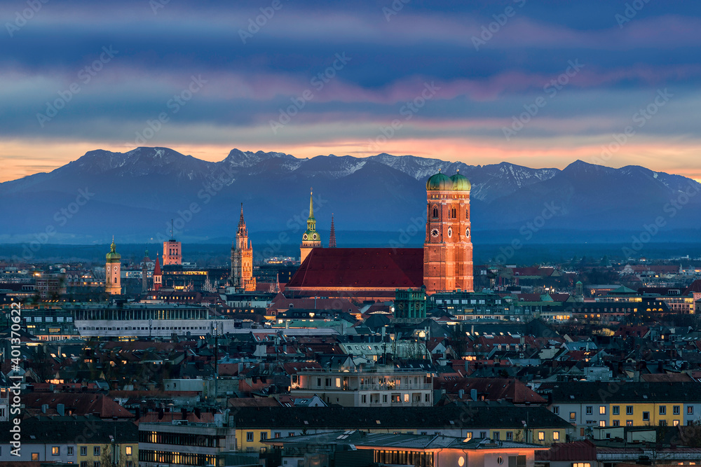 Obraz premium Munich at dusk - Mountains of German Alps behind Frauenkirche
