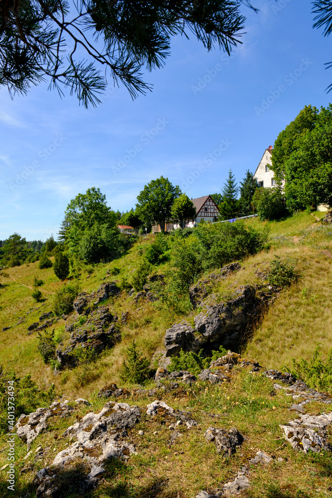 Landschaft und Felsenhänge im Kleinziegenfelder Tal, Fränkische Schweiz, Landkreis Lichtenfels, Oberfranken, Franken, Bayern, Deutschland