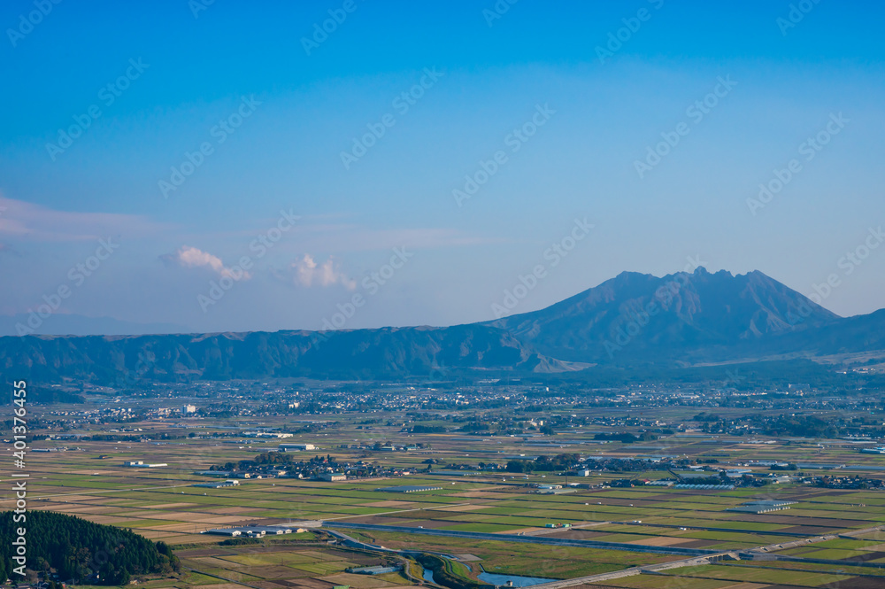 Fototapeta premium 秋の大観峰から見る阿蘇市街と阿蘇五岳【熊本県】