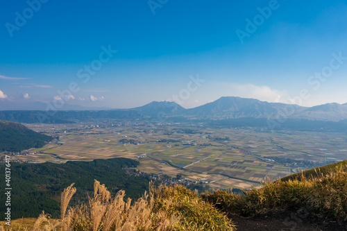 秋の大観峰から見る阿蘇市街と阿蘇五岳【熊本県】