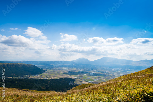 秋の大観峰から見る阿蘇市街と阿蘇五岳【熊本県】 © doraneko777