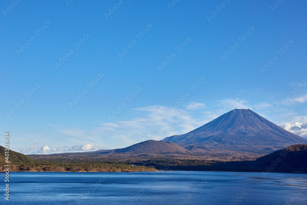 冬（12月）、本栖湖の湖畔から見た富士山 山梨県身延町