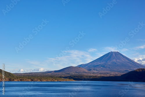 冬（12月）、本栖湖の湖畔から見た富士山 山梨県身延町