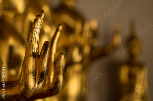 Estatuas budistas de oro en templo de Bangkok, Tailandia con desenfoque de profundidad photo