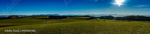 Schönes Urlaubsland Bayern: Alpenpanorama am späten Nachmittag Nähe Münsing, Blaues Land