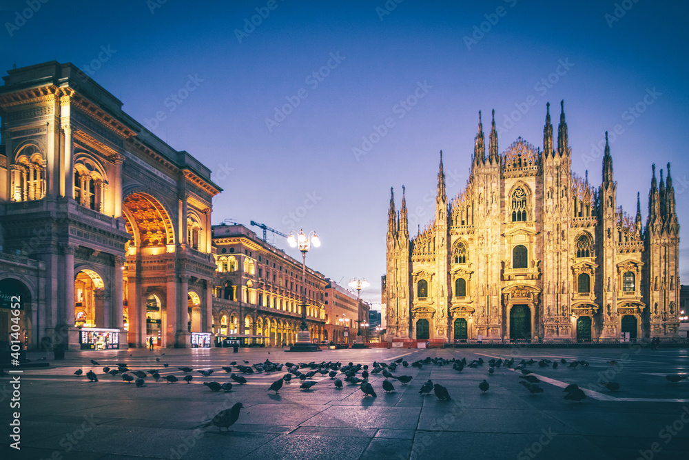 Fototapeta premium Cathedral in milan with pigeons in the morning