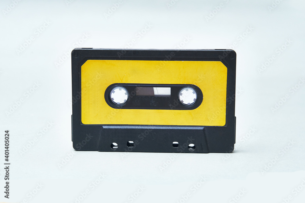 Schwarze Kasette mit gelbem Label