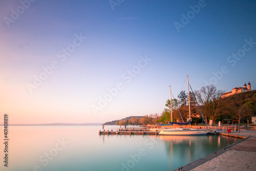 Was Ein schöner Sonnenaufgang in Ungarn am Balaton in tihany. Ein Anlegesteeg, Pier in gegenlichtaufnahme. Natur See binnenmeer