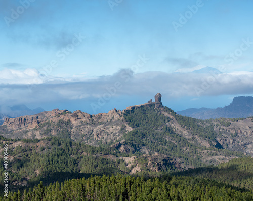 Paisaje de montaña con mar de nubes y un volcán en segundo plano photo