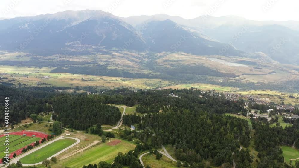 Survol du lac des Bouillouses dans les Pyrénées-Orientales près de Font-Romeu Survol du lac des Bouillouses dans les Pyrénées-Orientales près de Font-Romeu