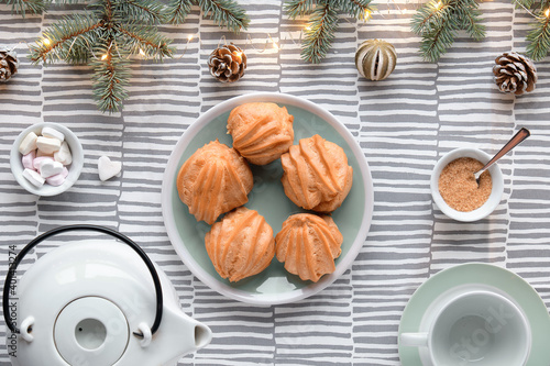 Εκτύπωση καμβά Creative flat lay with yummy eclairs or brewing cakes