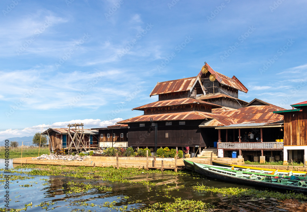 Fototapeta premium Shwe Yaunghwe Kyaung ou monastère des chats sauteurs sur le lac Inle, Myanmar