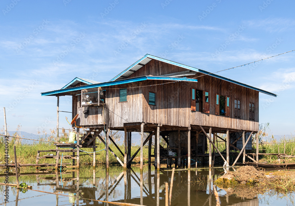 Maison sur pilotis d’un village flottant sur le lac Inle, Myanmar Maison sur pilotis d’un village flottant sur le lac Inle, Myanmar