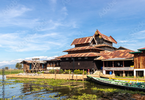 Shwe Yaunghwe Kyaung ou monastère des chats sauteurs sur le lac Inle, Myanmar