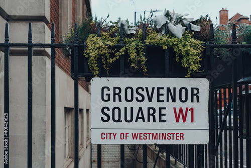 Street name sign on a fence in Grosvenor Square, City of Westminster, London, UK Fototapet