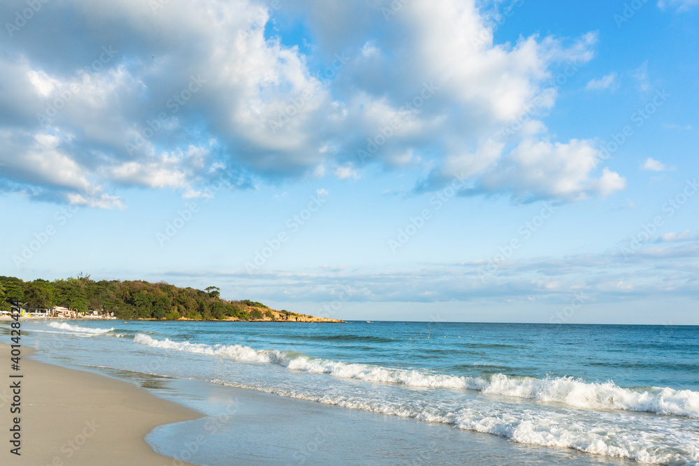Obraz premium Beach and waves tropical sea with blue sky on sunny day background. copy space
