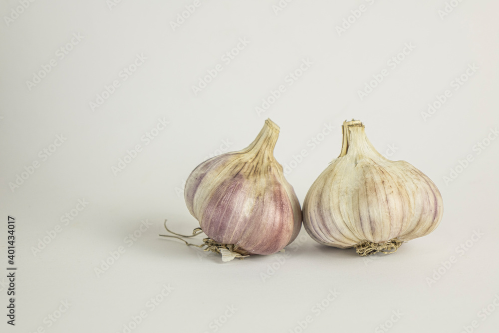 Obraz premium Fresh garlic isolated on white background