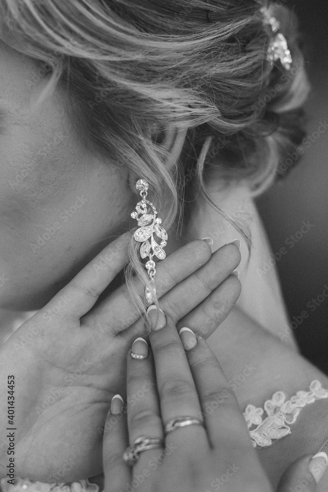 женские сережки
women's earrings