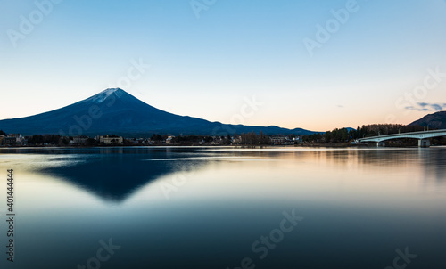 河口湖から眺める冬の富士山 朝景