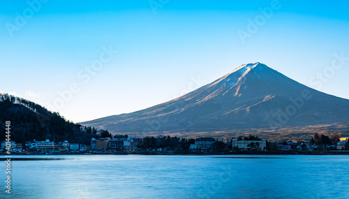 河口湖から眺める冬の富士山　朝景 © oben901