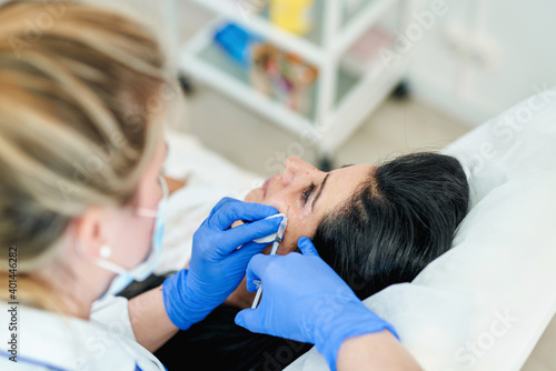 Foto Filling of wrinkles, crow's feet, injection of botox