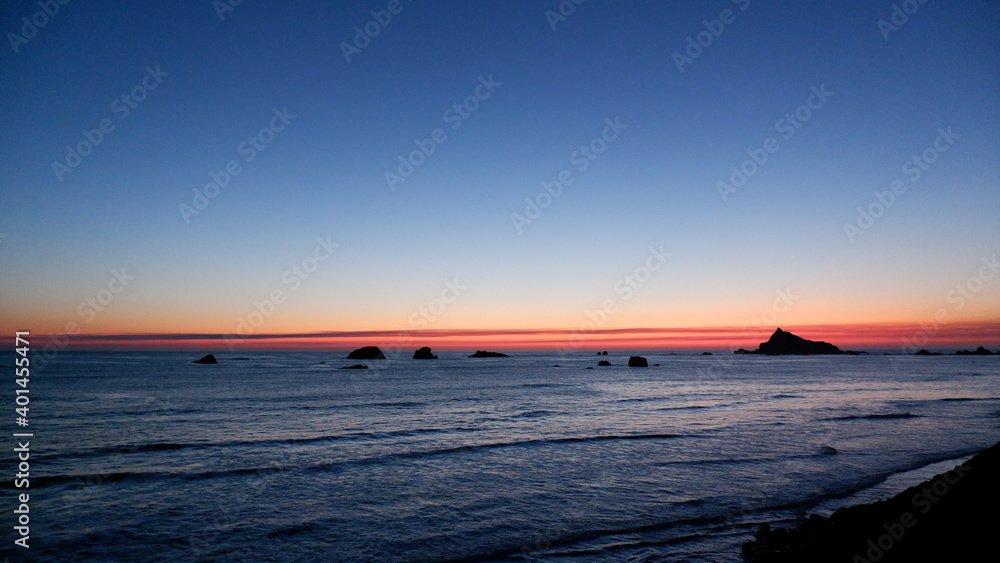 Naklejka premium Colorful sunset over Pacific ocean