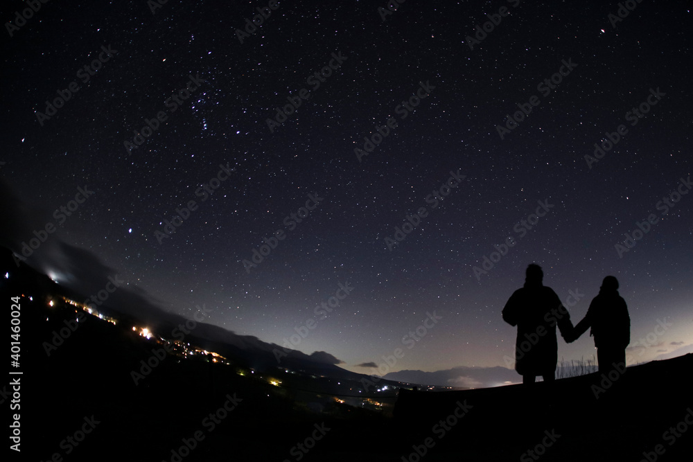 星空を眺めるカップル