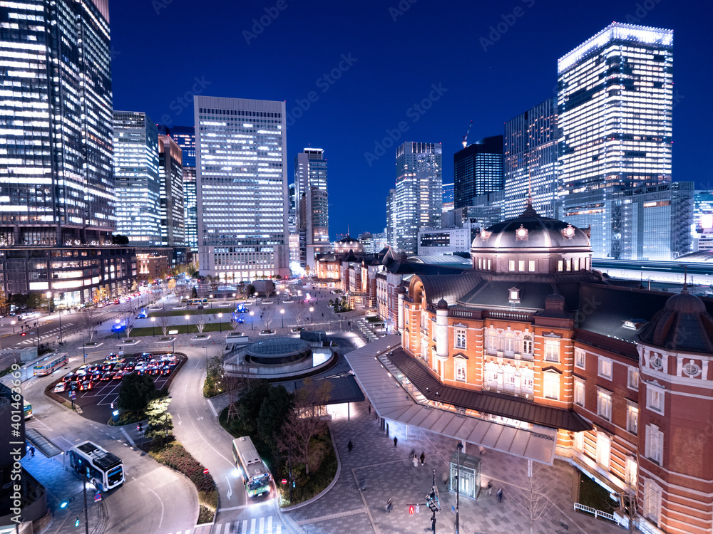 夕暮れの東京駅と丸の内駅前広場