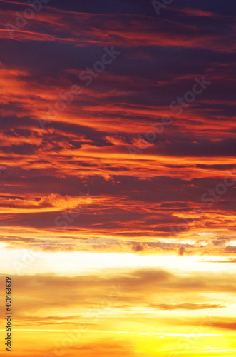 Zachodzące słońce podświetlające chmury © Patdrig Torc