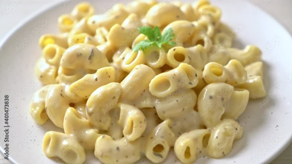 macaroni and cheese with herbs in bowl macaroni and cheese with herbs in bowl