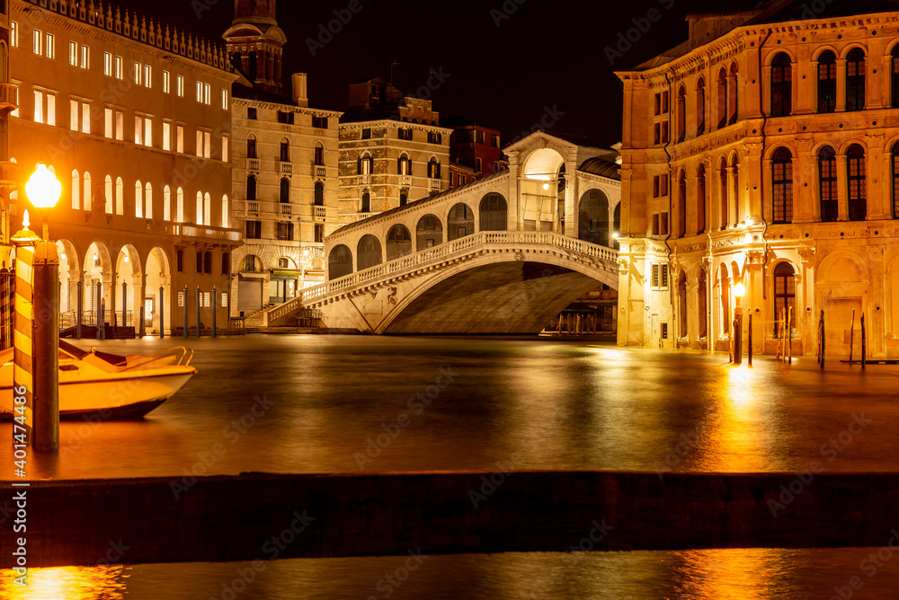 Rialto bridge at night