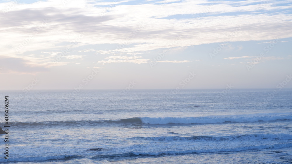 Obraz premium Rocks and ocean waves