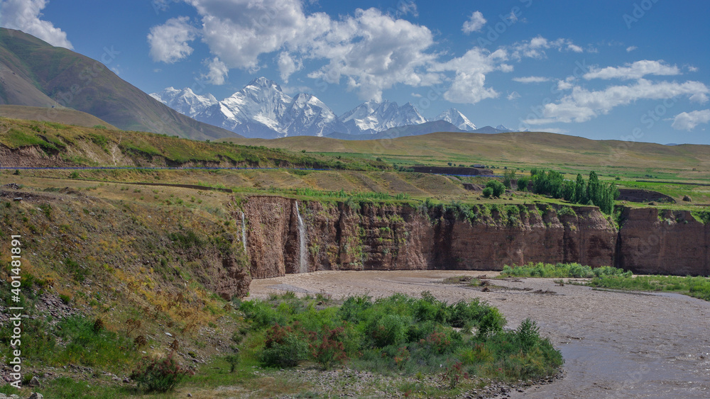 Obraz premium Colorful panoramic view of Ismoil Somoni peak formerly Communism peak with Surkhob river and waterfall between Jirgatal and Karamyk, Tajikistan Pamir