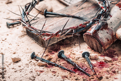 Canvastavla Old wooden cross, hammer, bloody nails and crown of thorns on ground