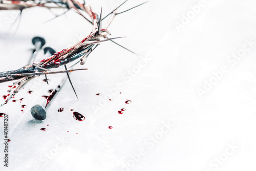 Canvas Christian crown of thorns with drops of blood, nails on grey background